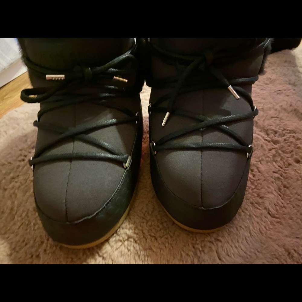 Limited edition Moon boots  US 5/6